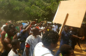 Picketing railway construction workers clash with police  
