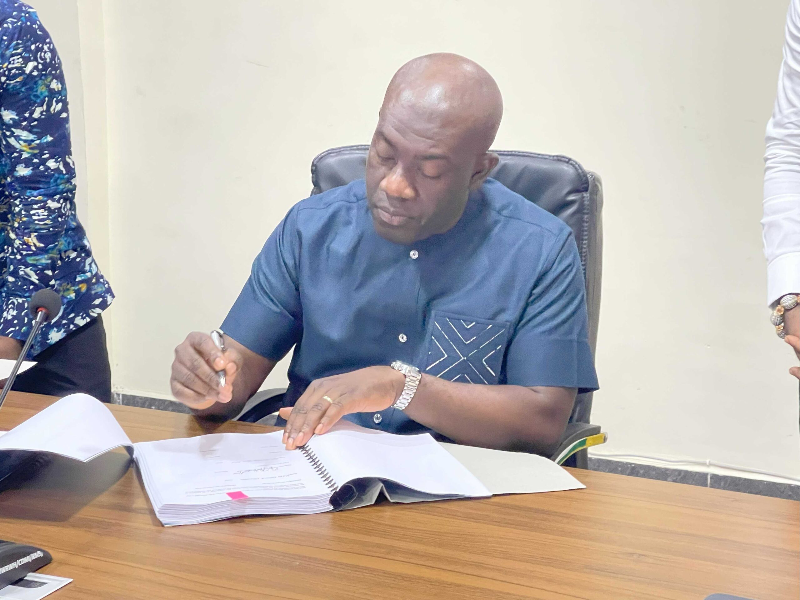 Minister signs contract for construction of two storm drains in Accra 